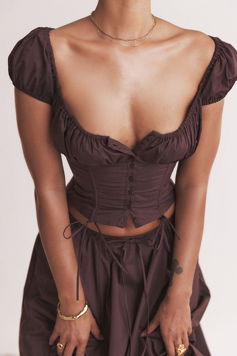 Marszczony top w kolorze gęêbokiego brązu i spódnica midi z falbankami