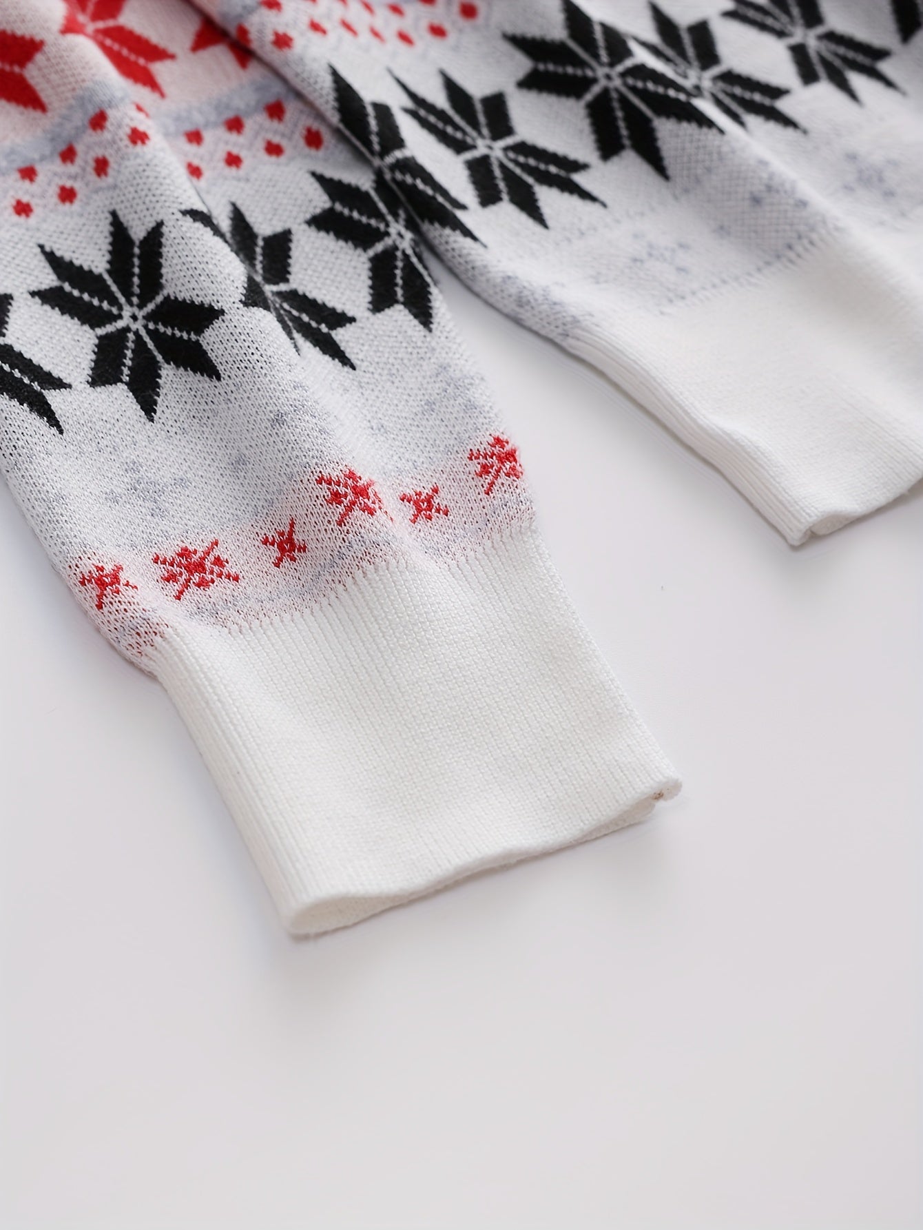 Dzianinowy sweter warkoczowy ze wzorem œwiątecznym