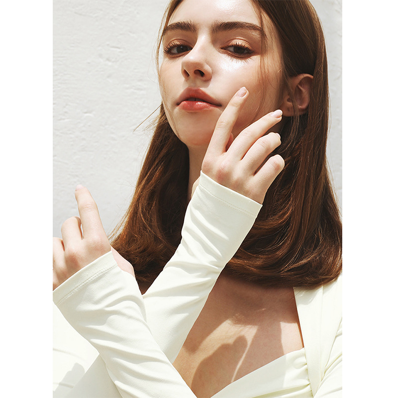 Topy sportowe z poduszkami na klatce piersiowej i otworem na kciuk