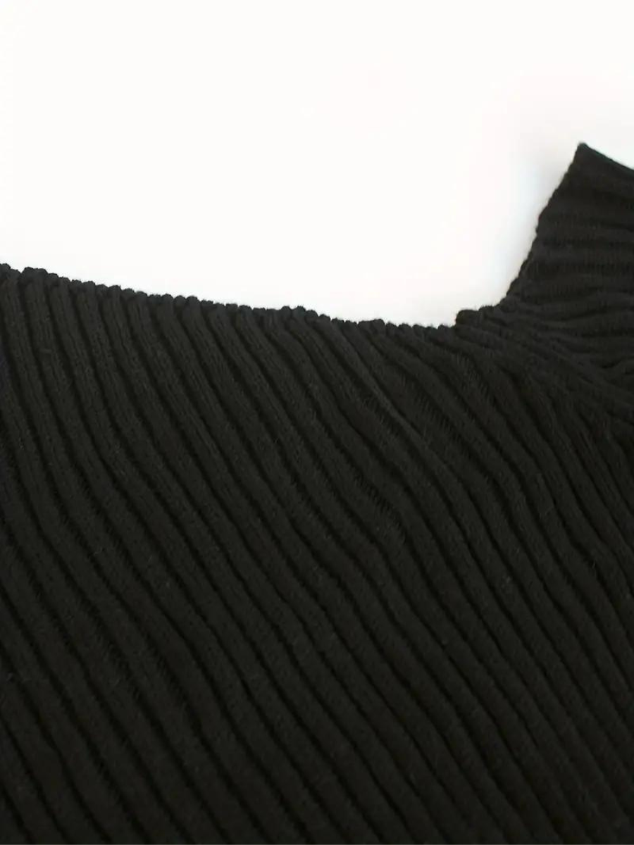 Sweter wykonany z dzianiny œciągaczowej, z asymetrycznym dekoltem