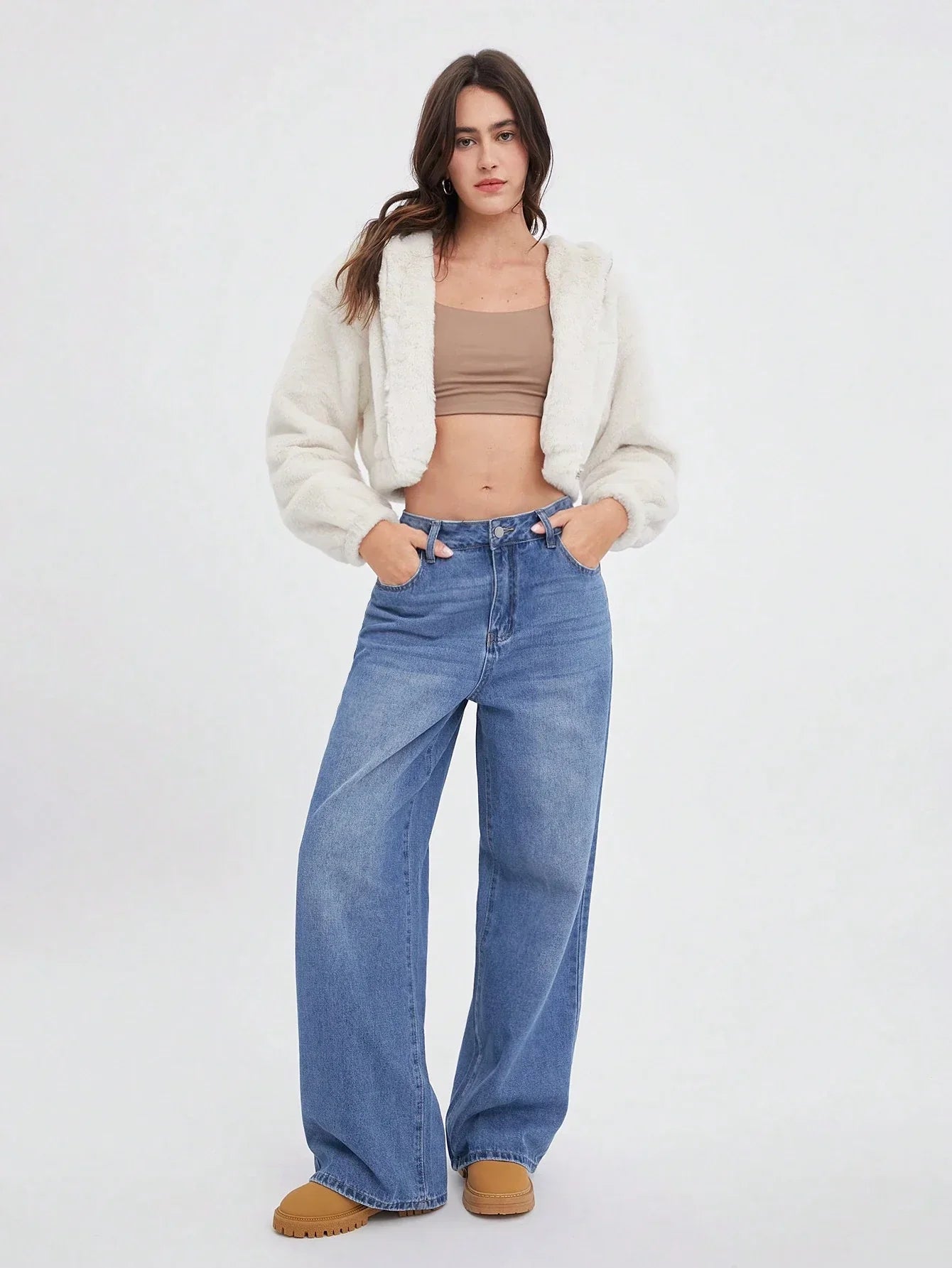 Krótka, lekka, biała kurtka z futrem