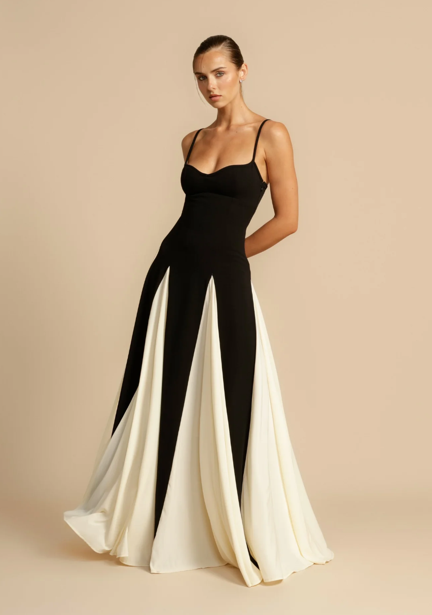 Elegancka sukienka maxi w kontrastowym kolorze w kolorze czarno-białym