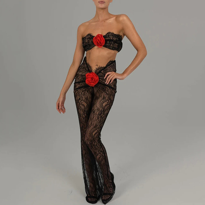 Przezroczysty kombinezon z koronkowym dekoltem