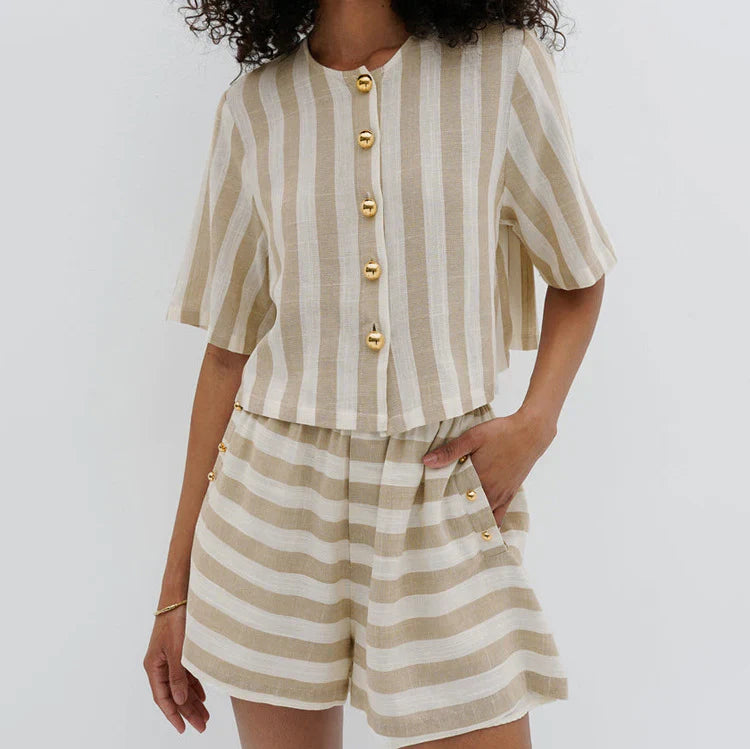 Zestaw plażowy z dużymi szortami i skróconą koszulką w paski w kolorze beżowym