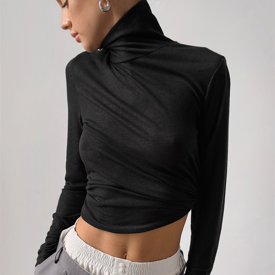 Czarny top z zakrêconym golfem