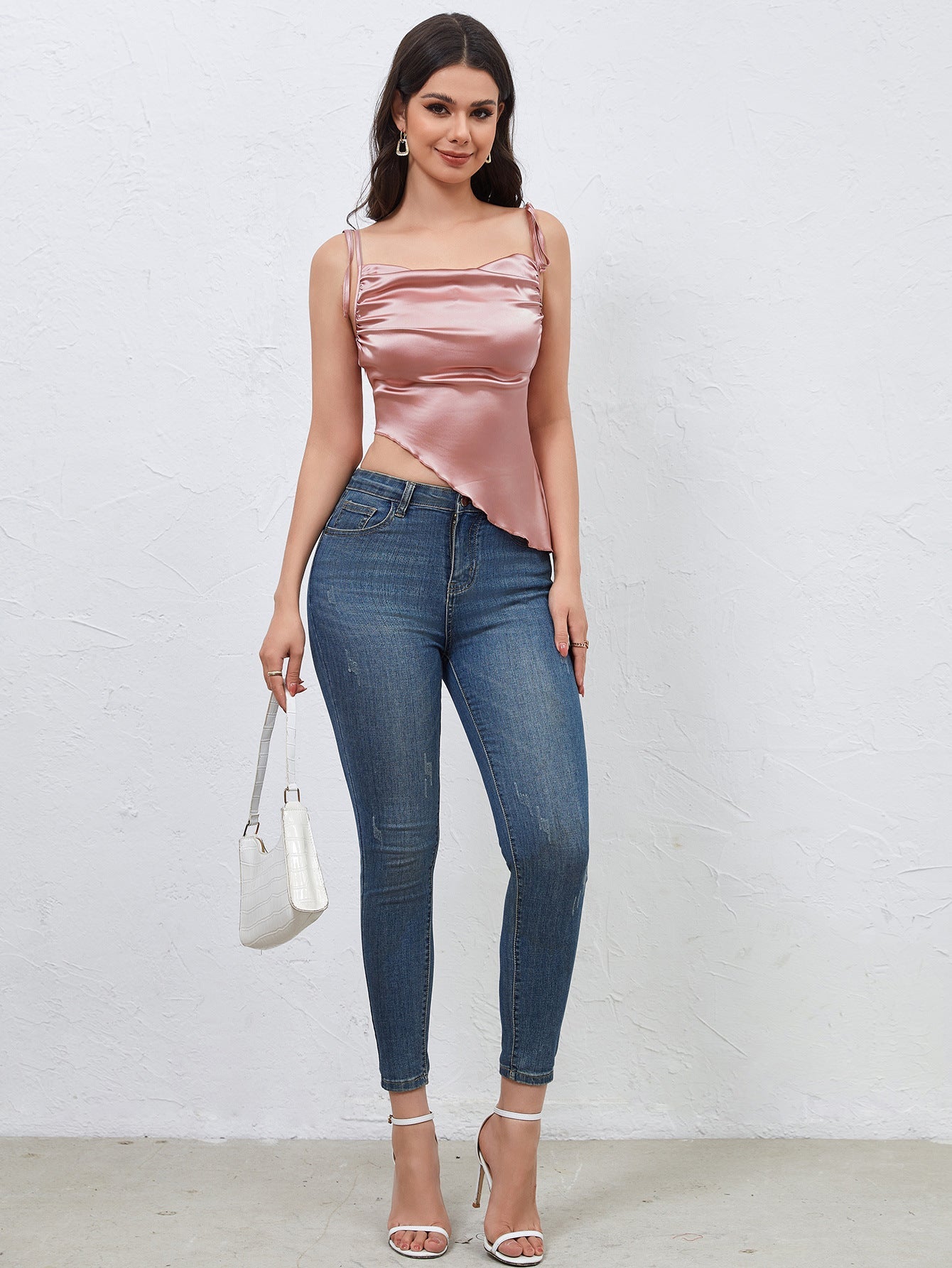 Krótki ró¿owy top zapinany na sznurówki