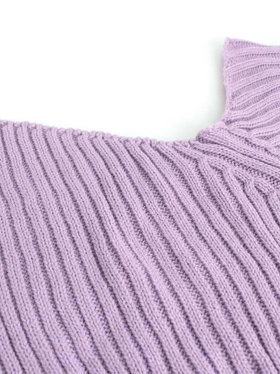 Sweter wykonany z dzianiny œciągaczowej, z asymetrycznym dekoltem