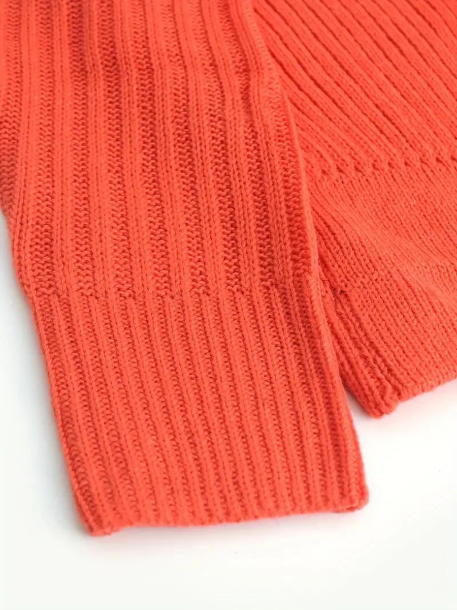 Sweter wykonany z dzianiny œciągaczowej, z asymetrycznym dekoltem
