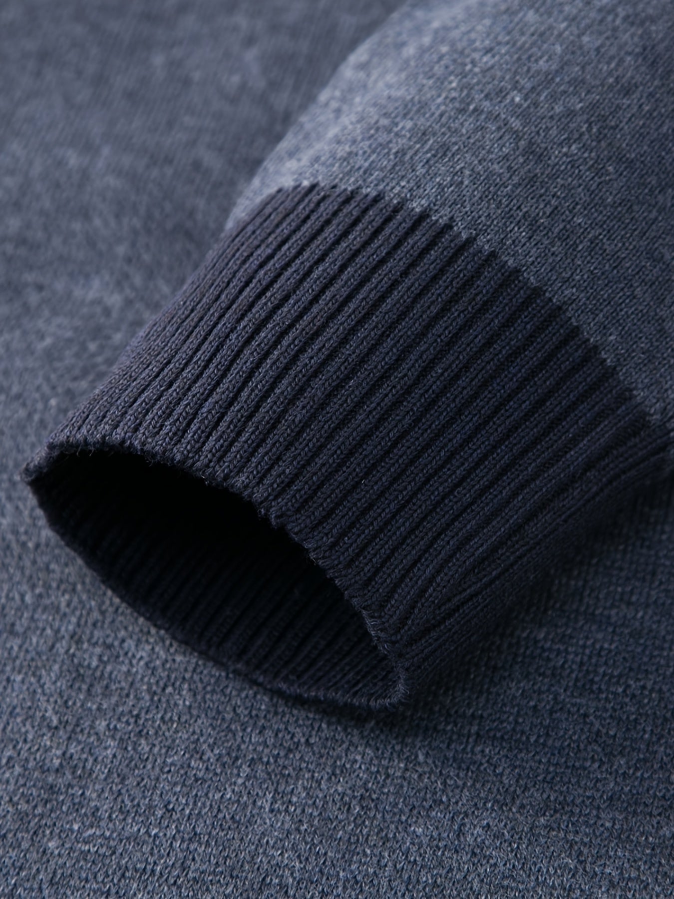 Sweter mêski o luŸnej dzianinie