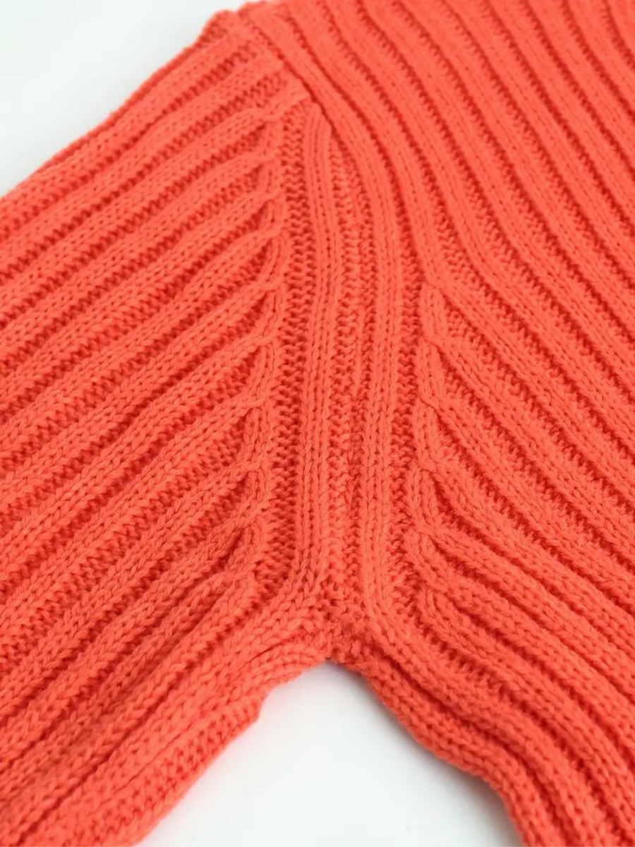Sweter wykonany z dzianiny œciągaczowej, z asymetrycznym dekoltem