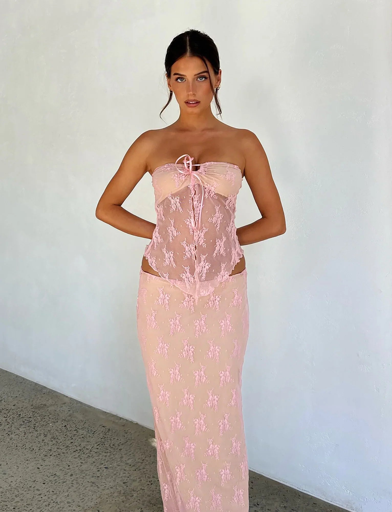 Elegancki póęprzezroczysty top ze spódnicą