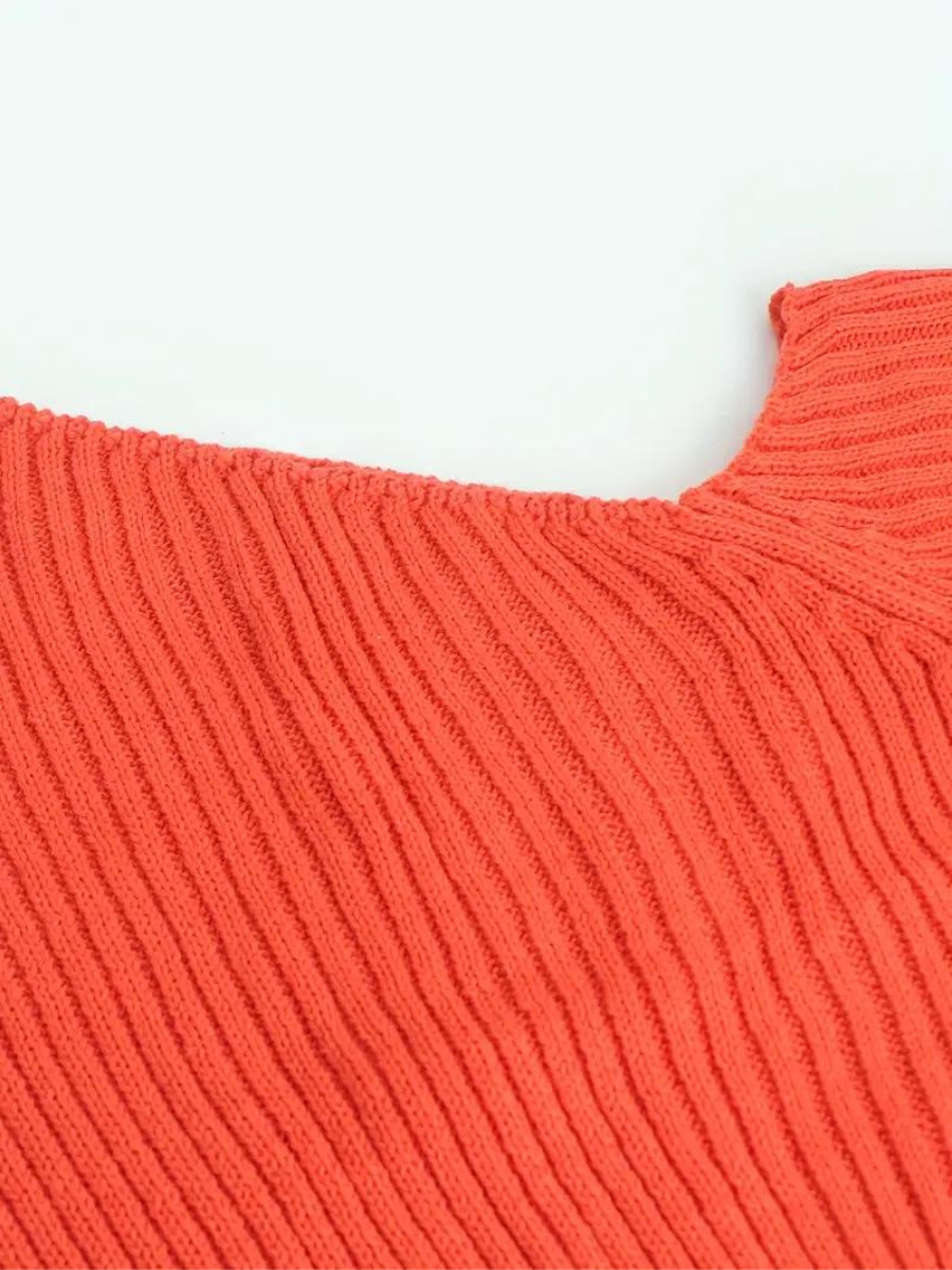 Sweter wykonany z dzianiny œciągaczowej, z asymetrycznym dekoltem