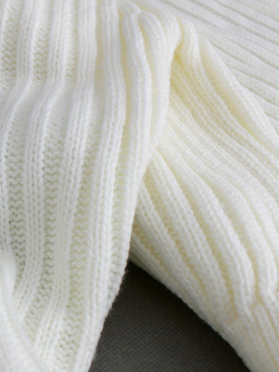Sweter wykonany z dzianiny œciągaczowej, z asymetrycznym dekoltem