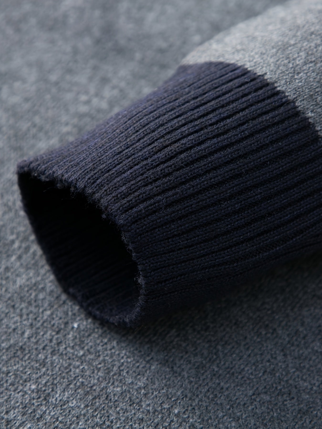 Sweter mêski o luŸnej dzianinie