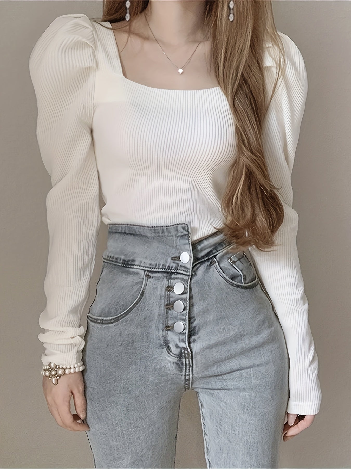 Biaęa koszulka z kwadratowym dekoltem