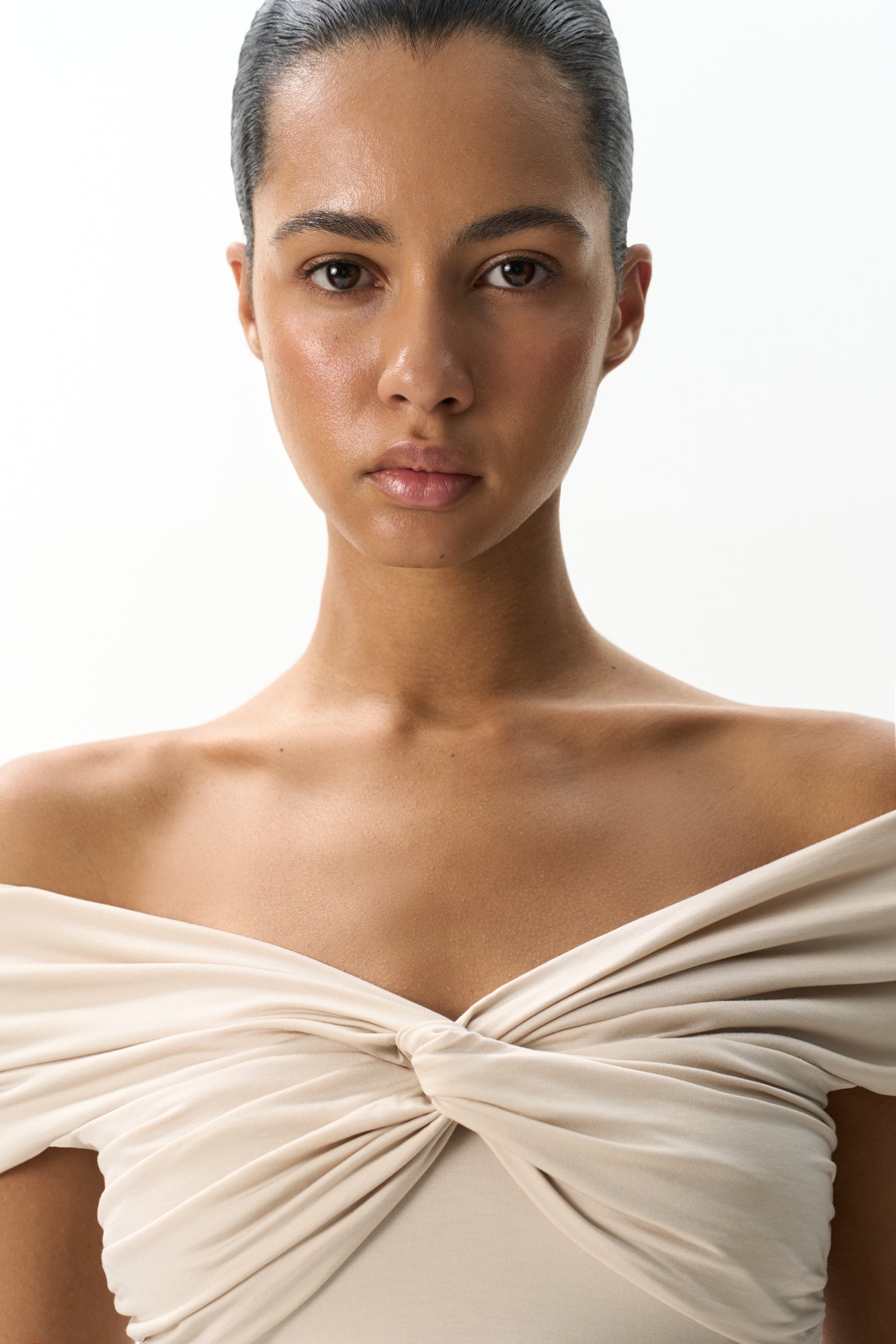 Plisowana bluzka z odkrytymi ramionami i skręconym węzłem