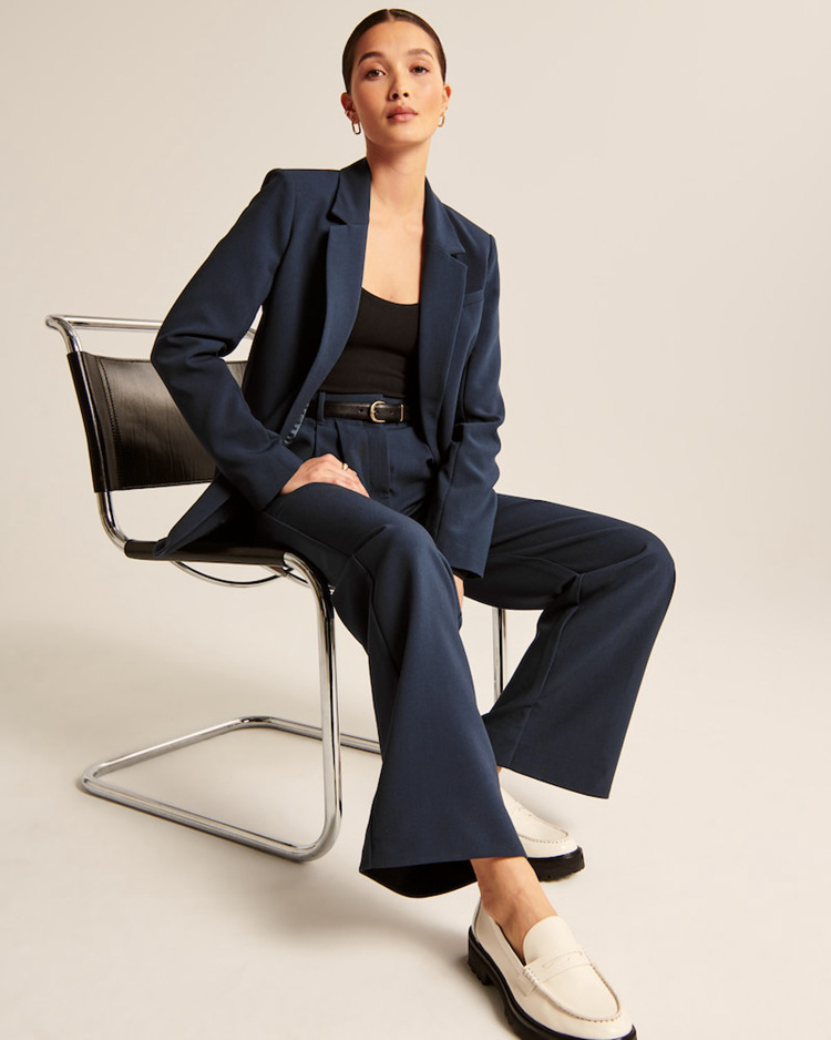 Damskie spodnie z szerokimi nogawkami i wysokim stanem