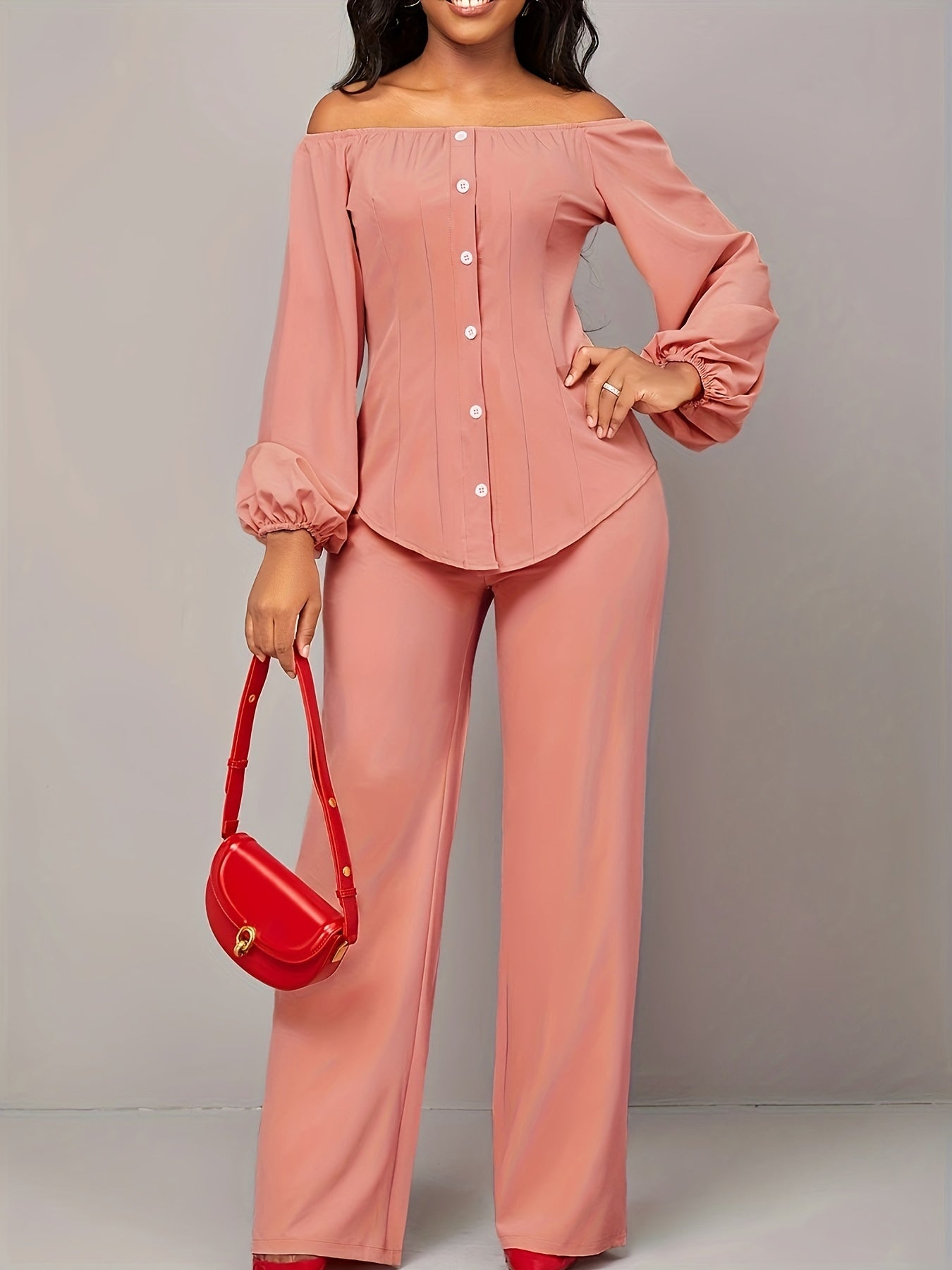 Top z odkrytymi ramionami, zapinany na guziki, rêkawy typu lampion i spodnie z prostymi nogawkami