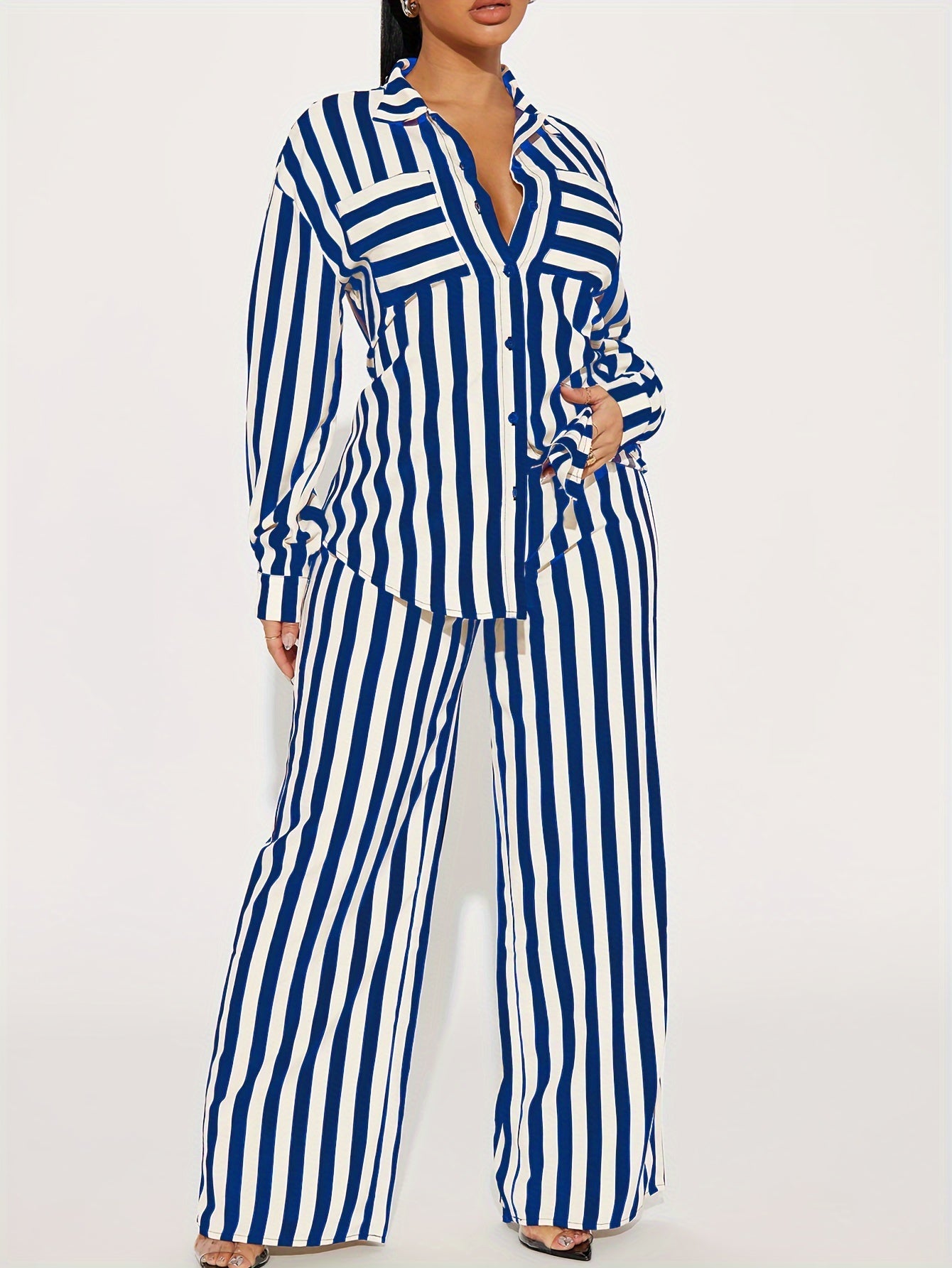 Komplet skęadający siê z koszuli w paski z dęugim rêkawem i spodni z szerokimi nogawkami