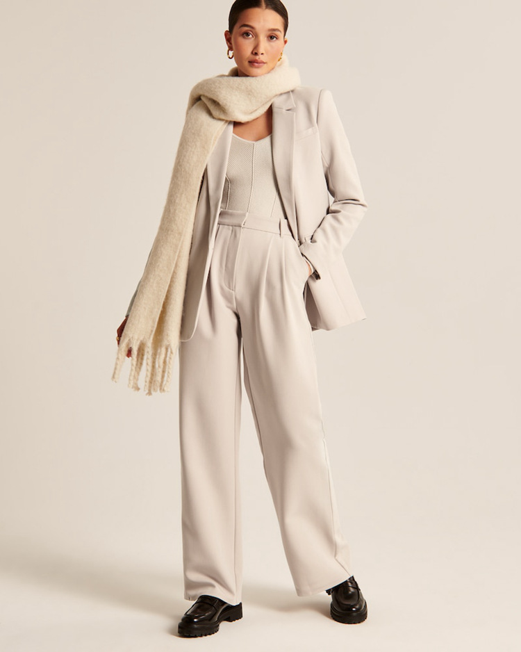 Damskie spodnie z szerokimi nogawkami i wysokim stanem