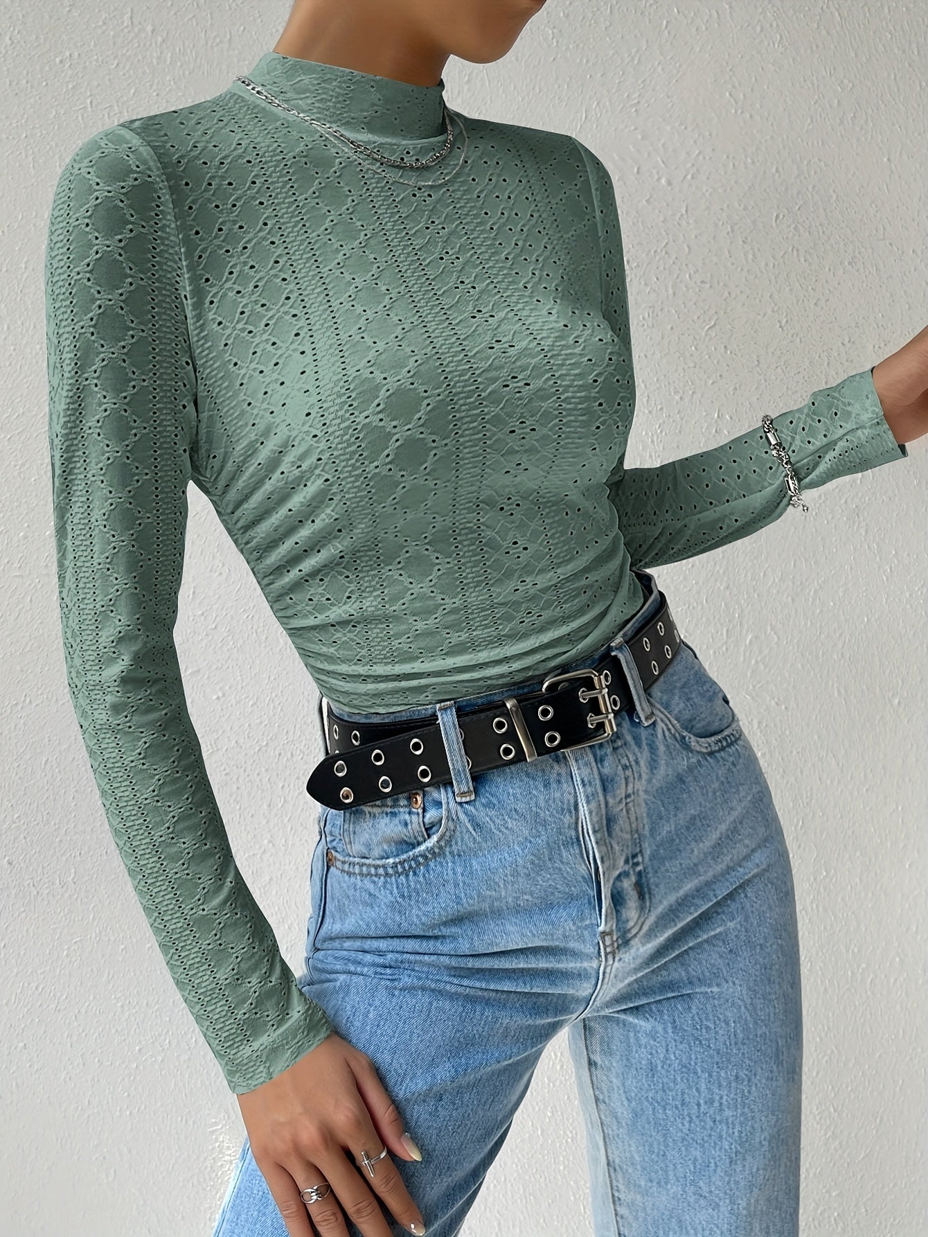 T-shirt z wysokim koęnierzem i oczkami