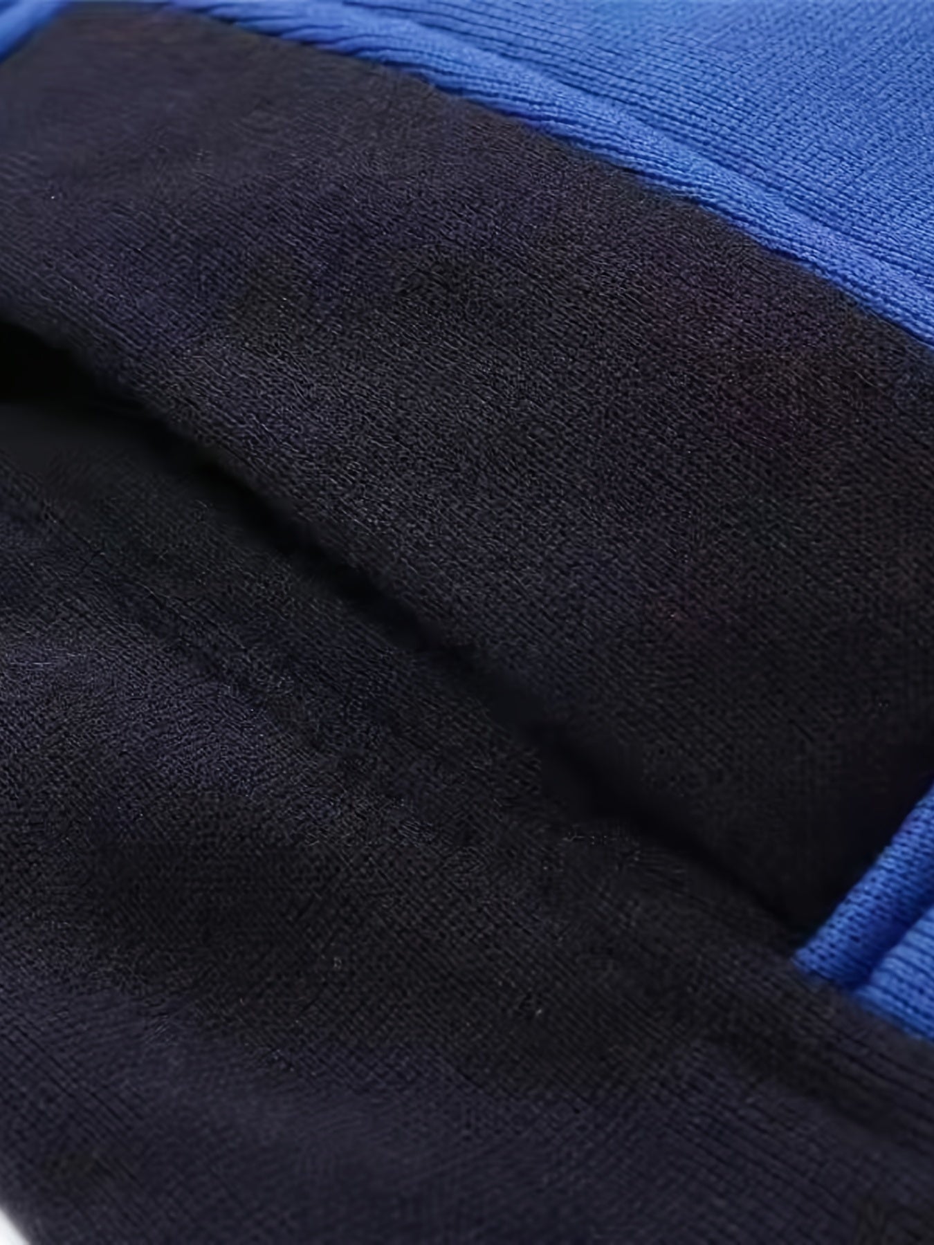 Zestaw skęadający siê ze sportowej bluzy z kapturem i spodni