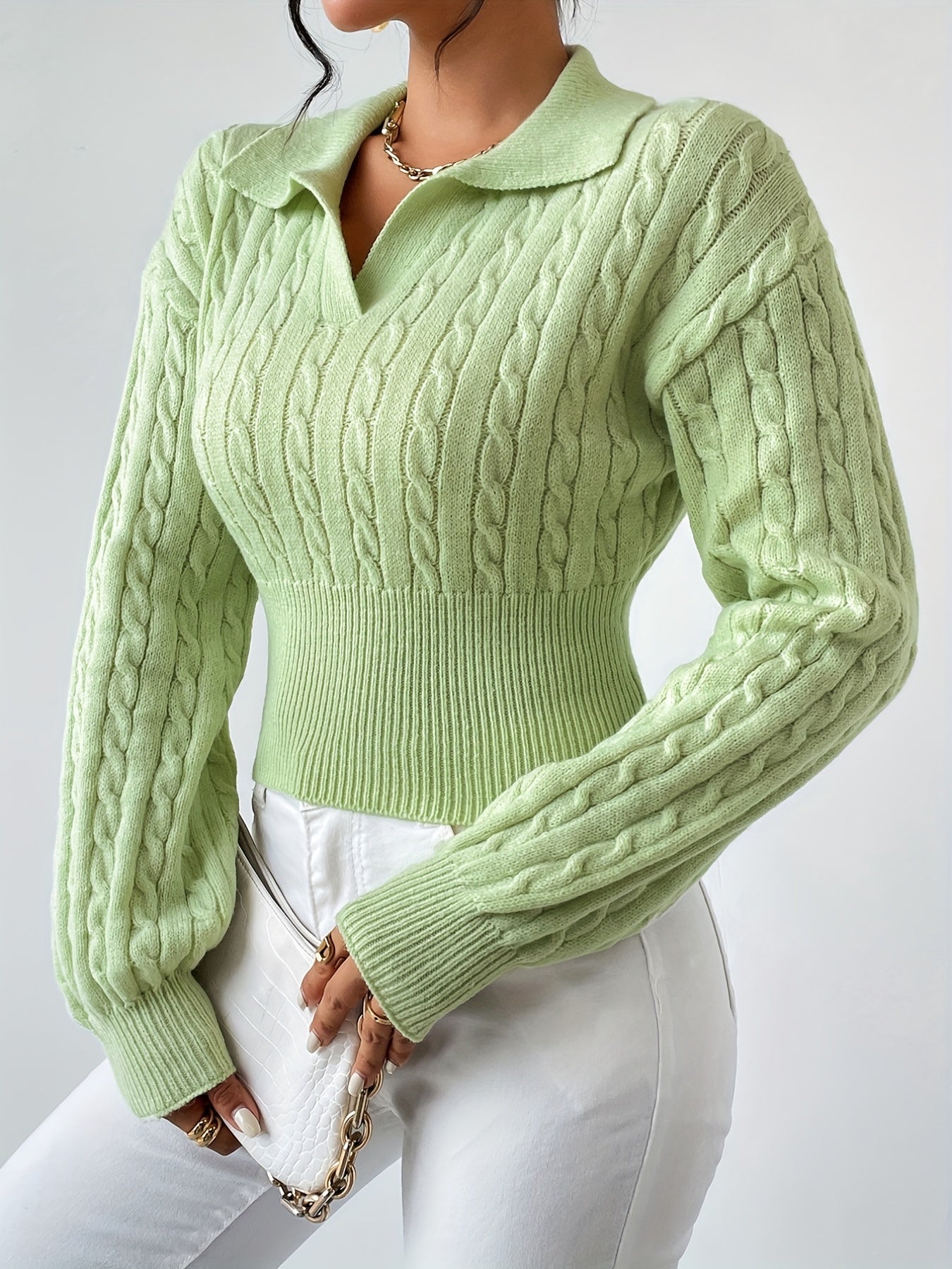 Dzianinowy sweter ze skrêconym strukturalnym dekoltem w ksztaęcie litery V