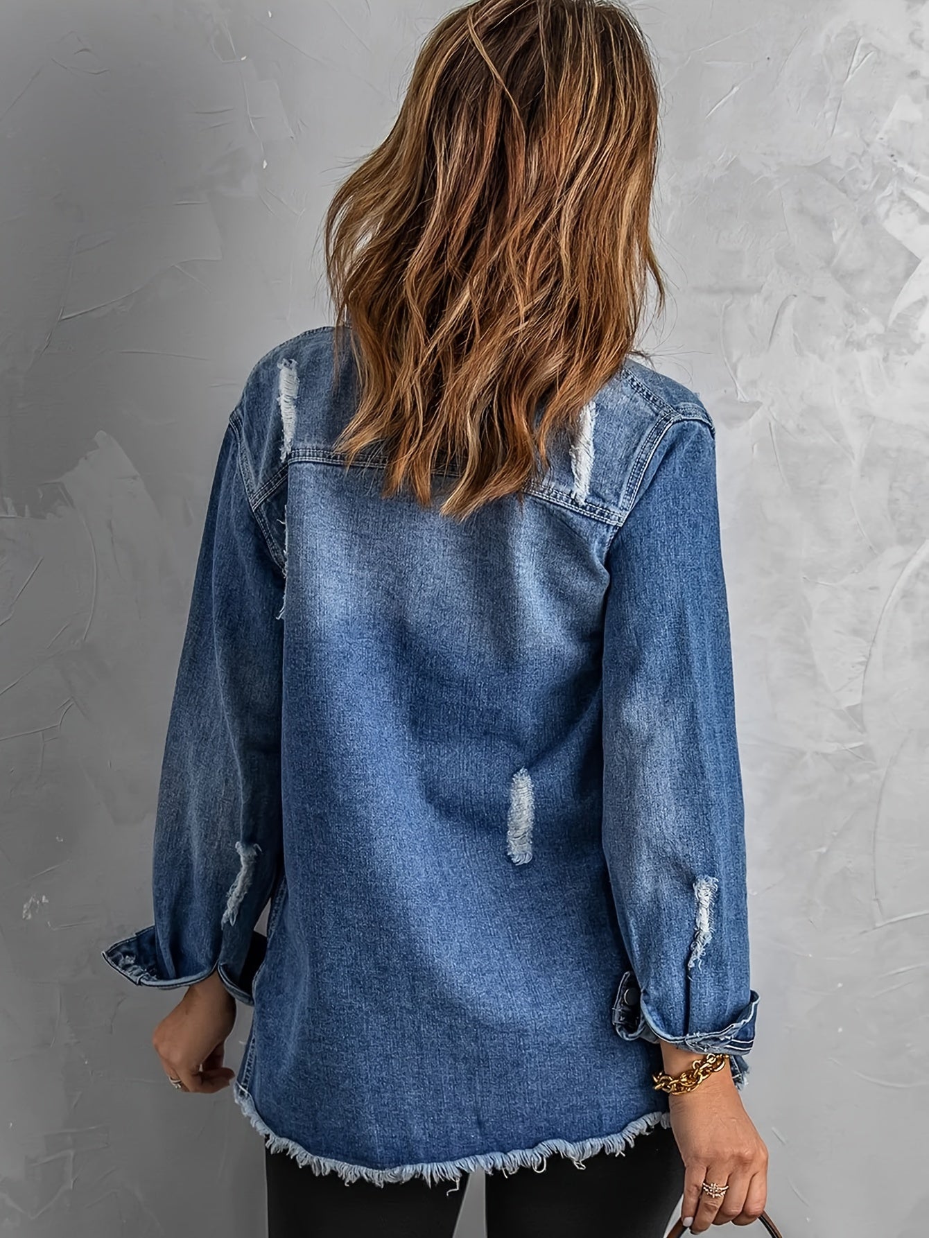 Kurtka jeansowa z dziurami na klapach