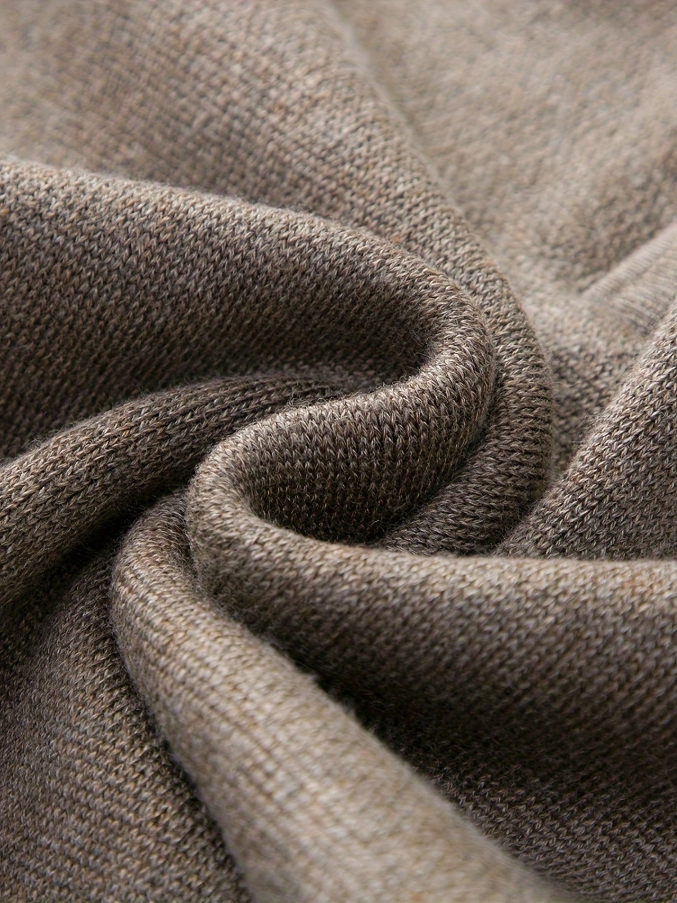 Sweter mêski o luŸnej dzianinie