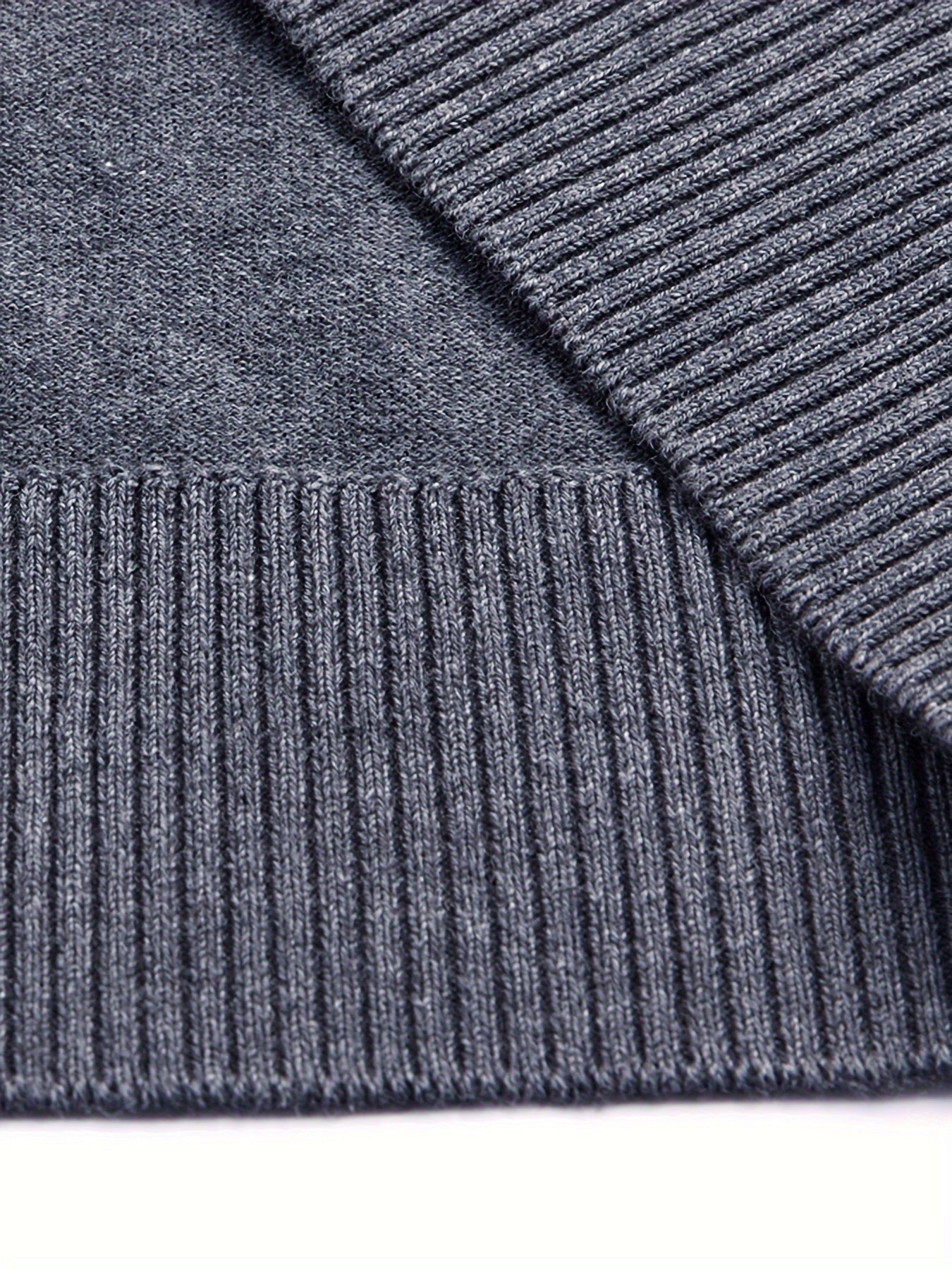 Stylowy sweter mêski w paski z klapami