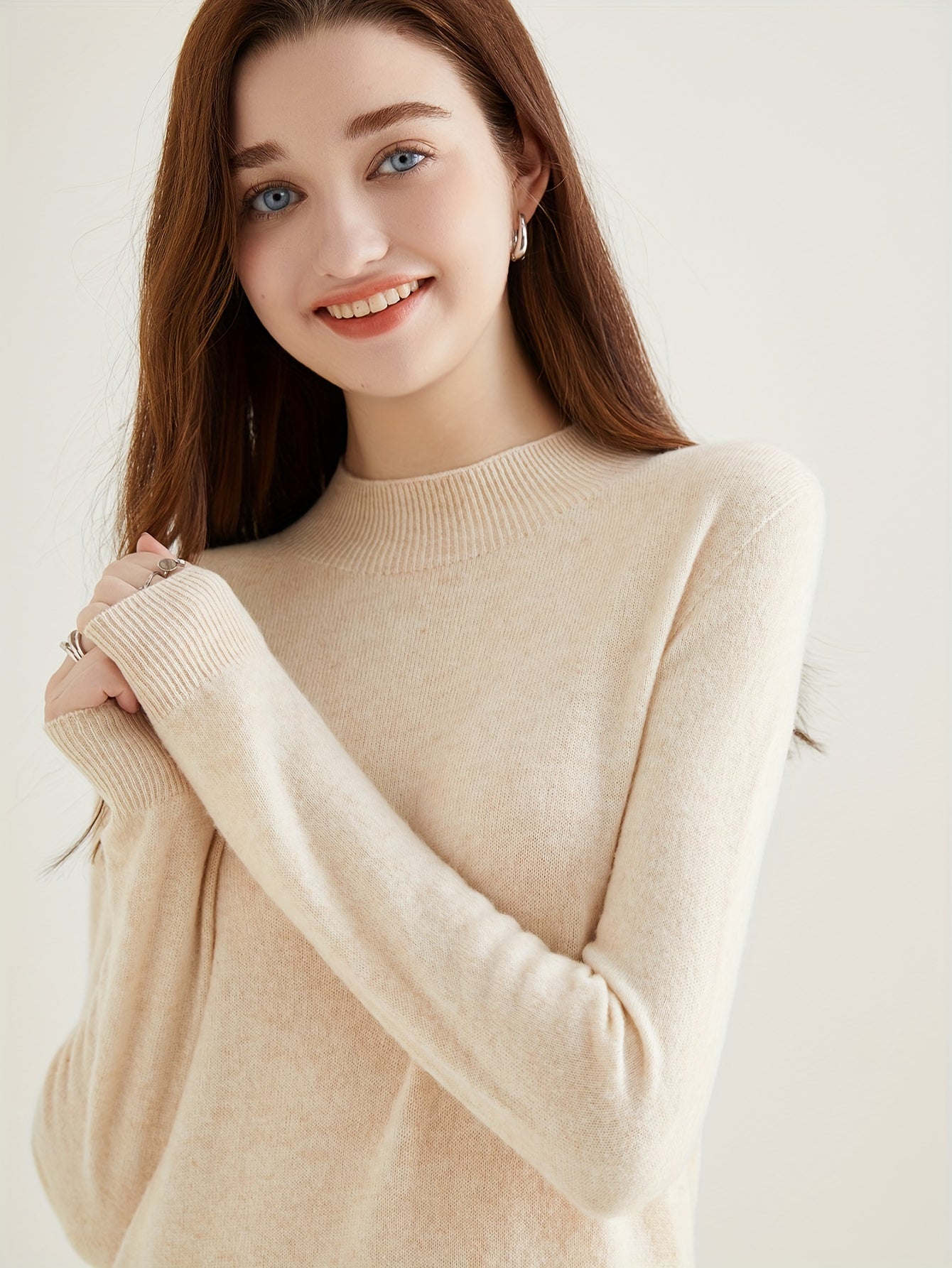 Sweter z wysokim koęnierzem i weęnianymi rêkawami