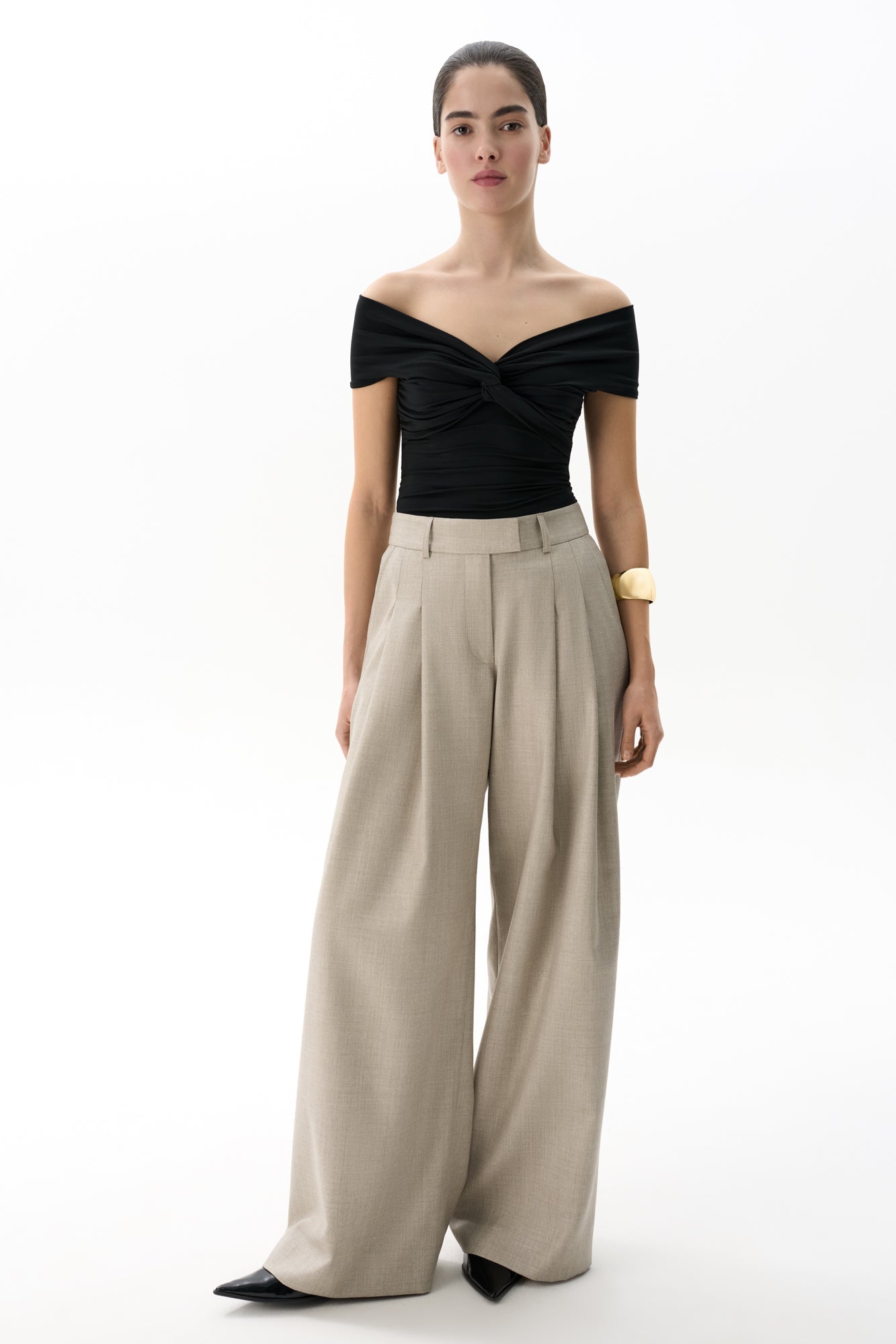 Plisowana bluzka z odkrytymi ramionami i skręconym węzłem