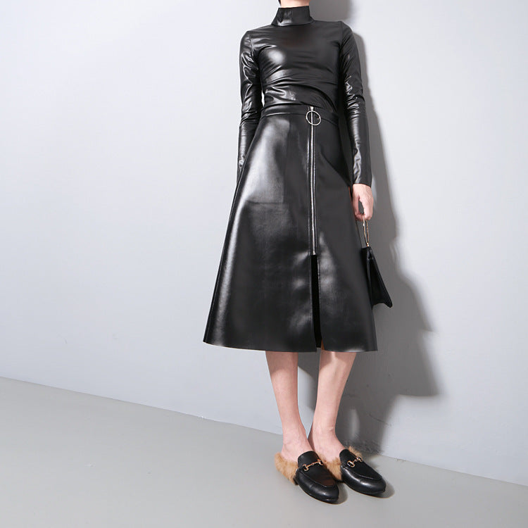 Czarny, skórzany sweter z wysokim koęnierzem