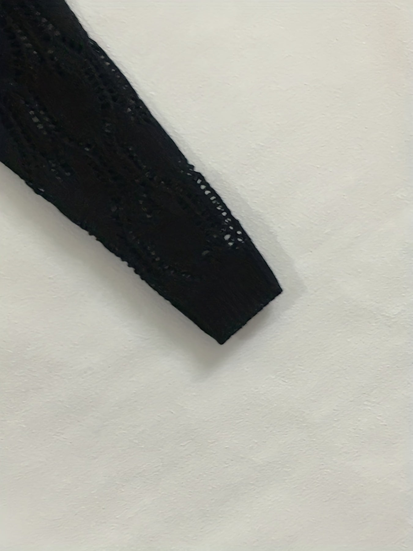 Sweter z dekoltem w ksztaęcie litery V i wyciêciem