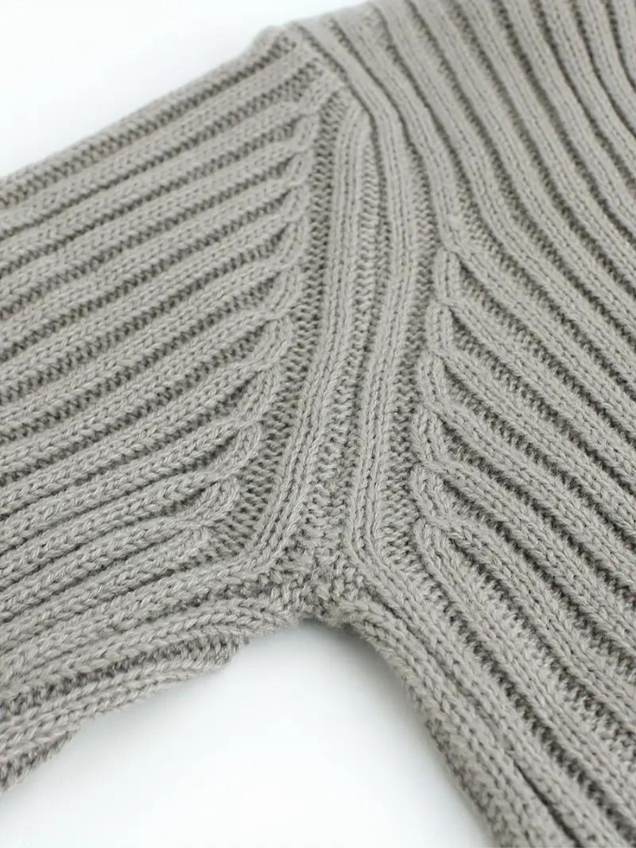 Sweter wykonany z dzianiny œciągaczowej, z asymetrycznym dekoltem