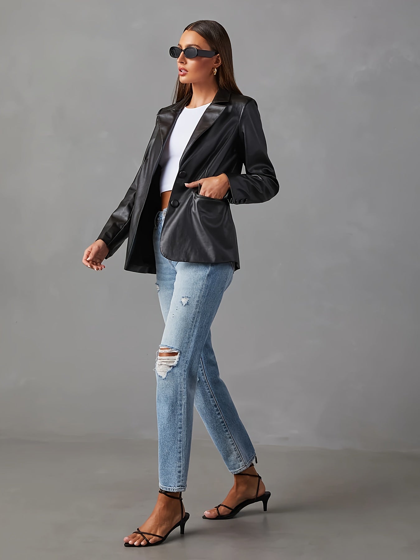 Czarna skórzana kurtka zapinana na guziki