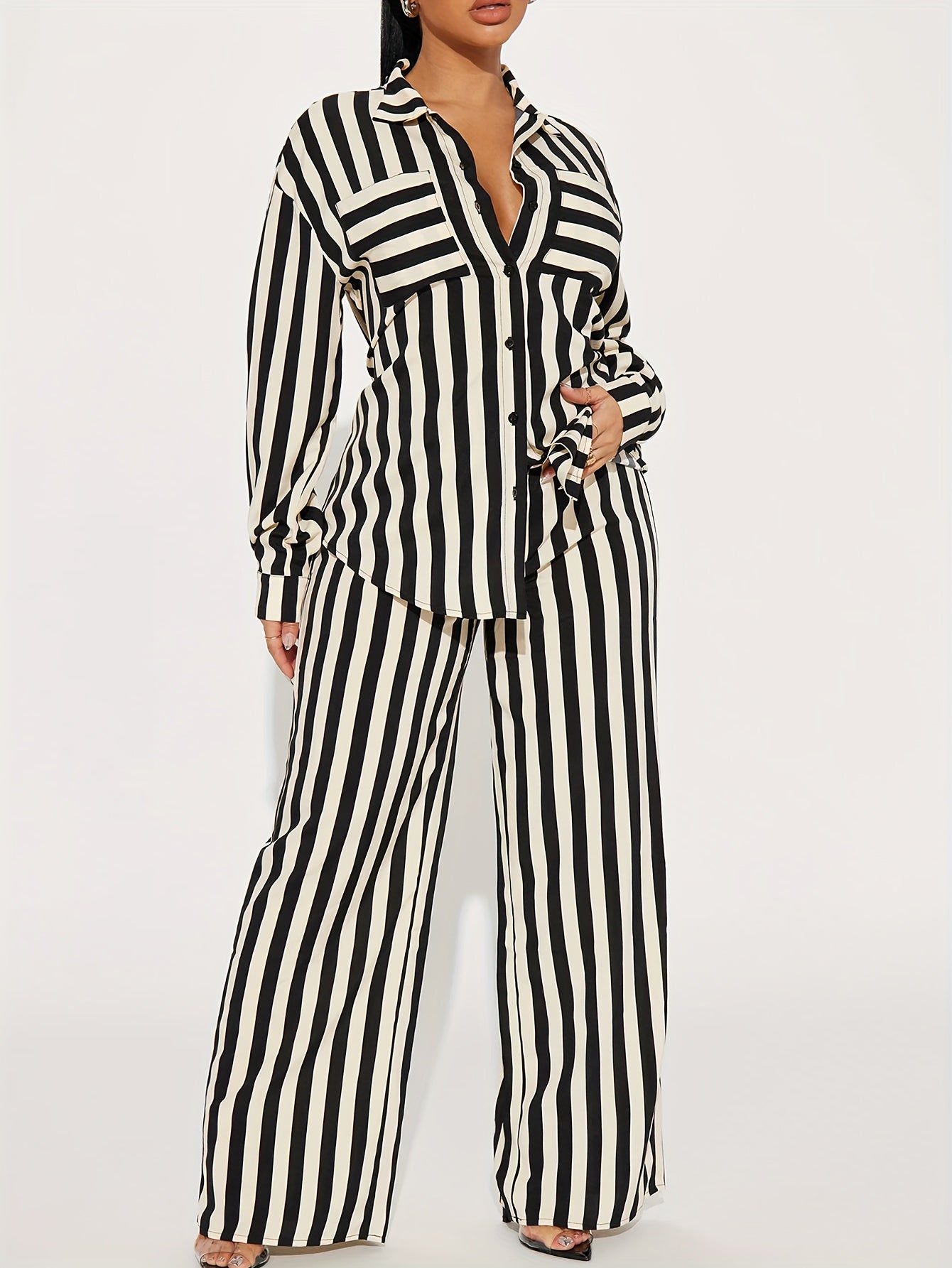 Komplet skęadający siê z koszuli w paski z dęugim rêkawem i spodni z szerokimi nogawkami