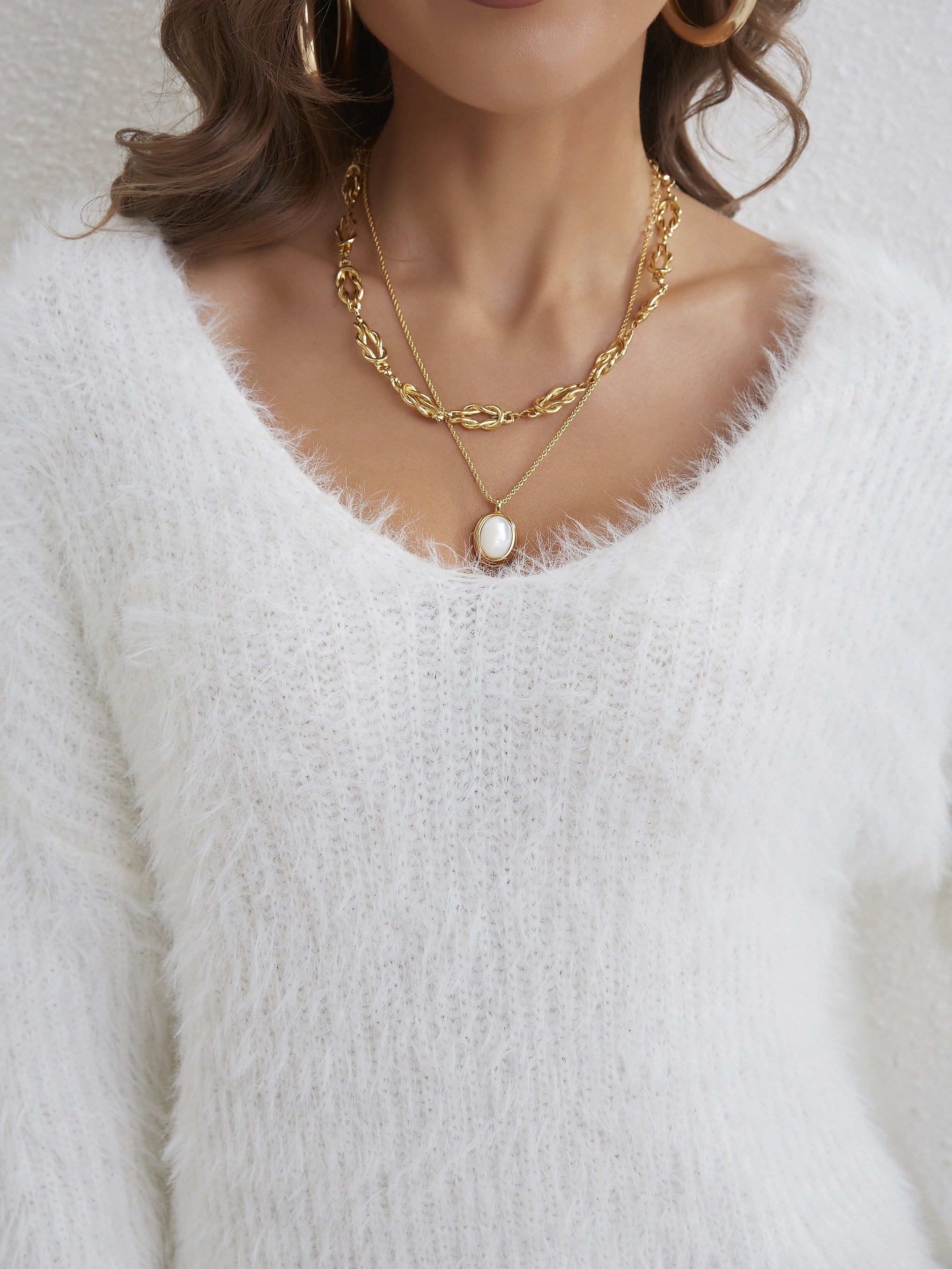 Biaęy puszysty sweterek z dzianiny