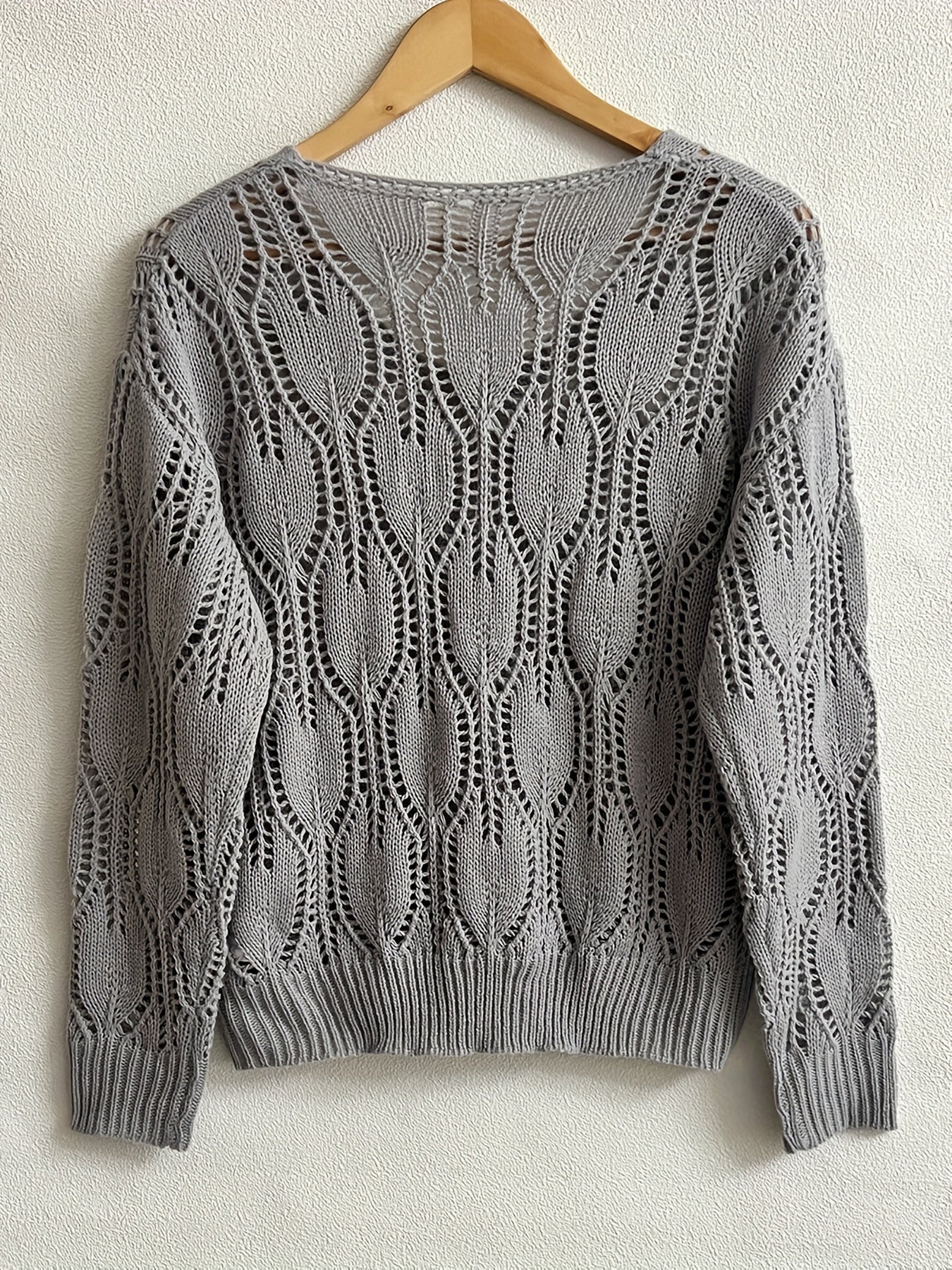 Sweter z dekoltem w ksztaęcie litery V i wyciêciem