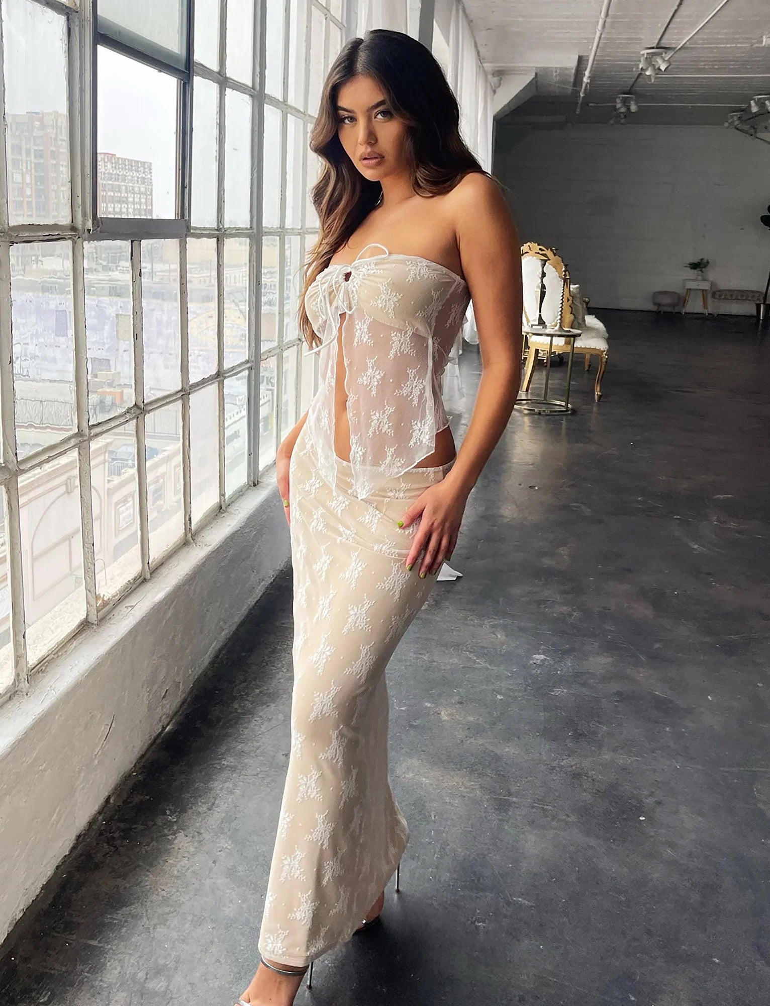 Elegancki póęprzezroczysty top ze spódnicą