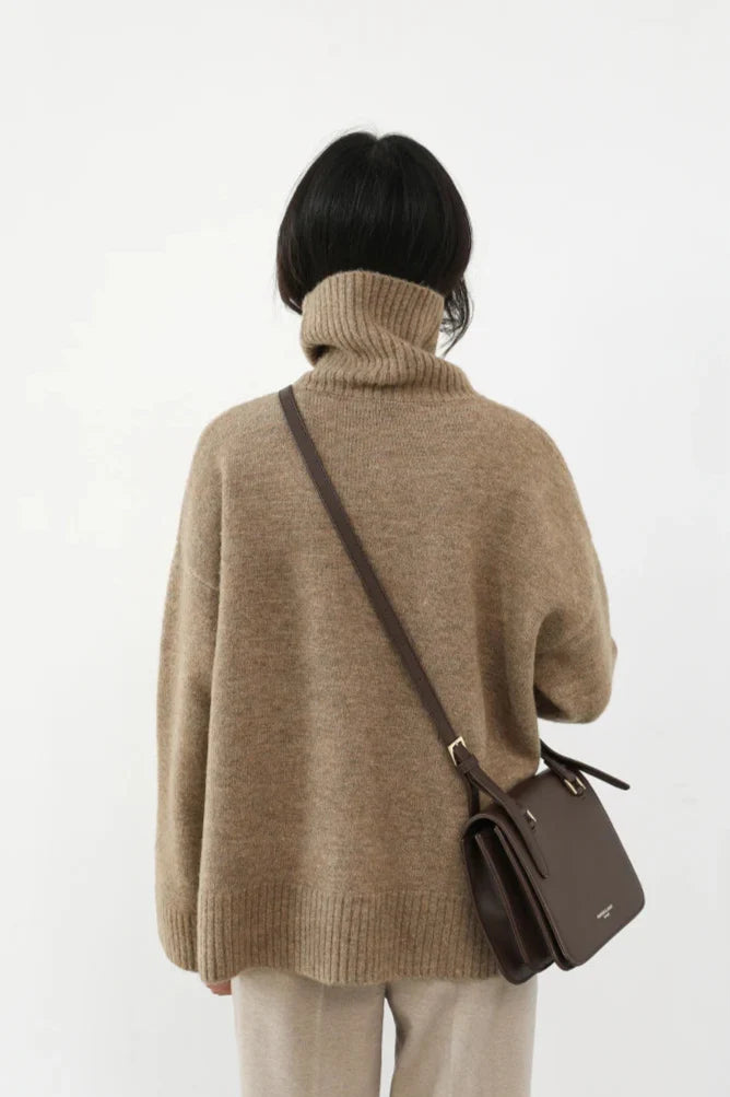 Luźny sweter z golfem