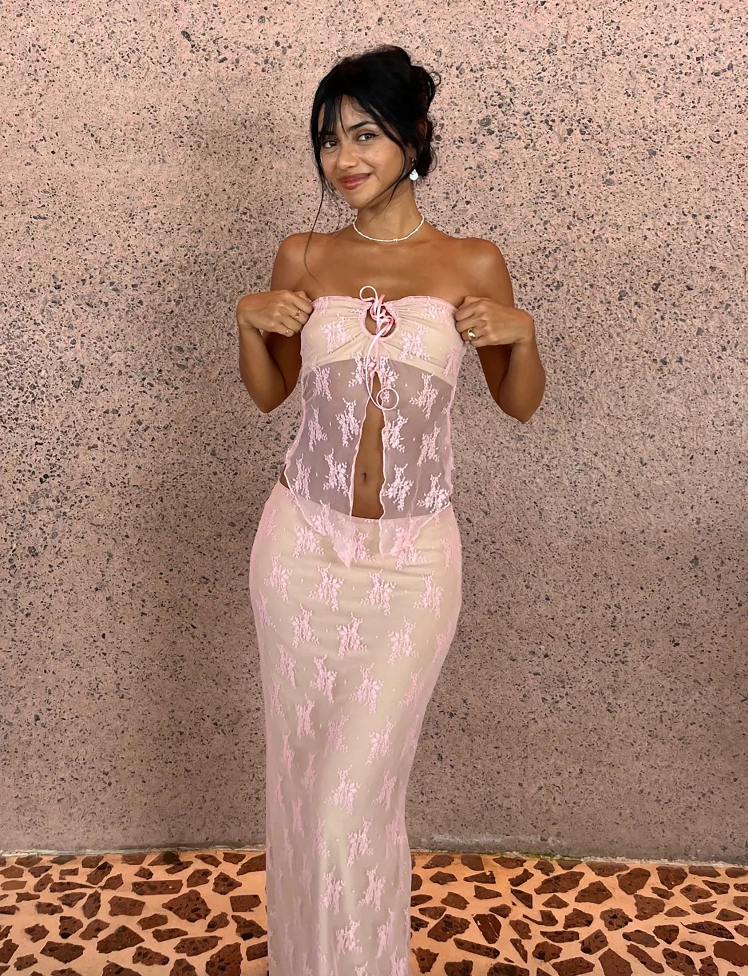 Elegancki póęprzezroczysty top ze spódnicą