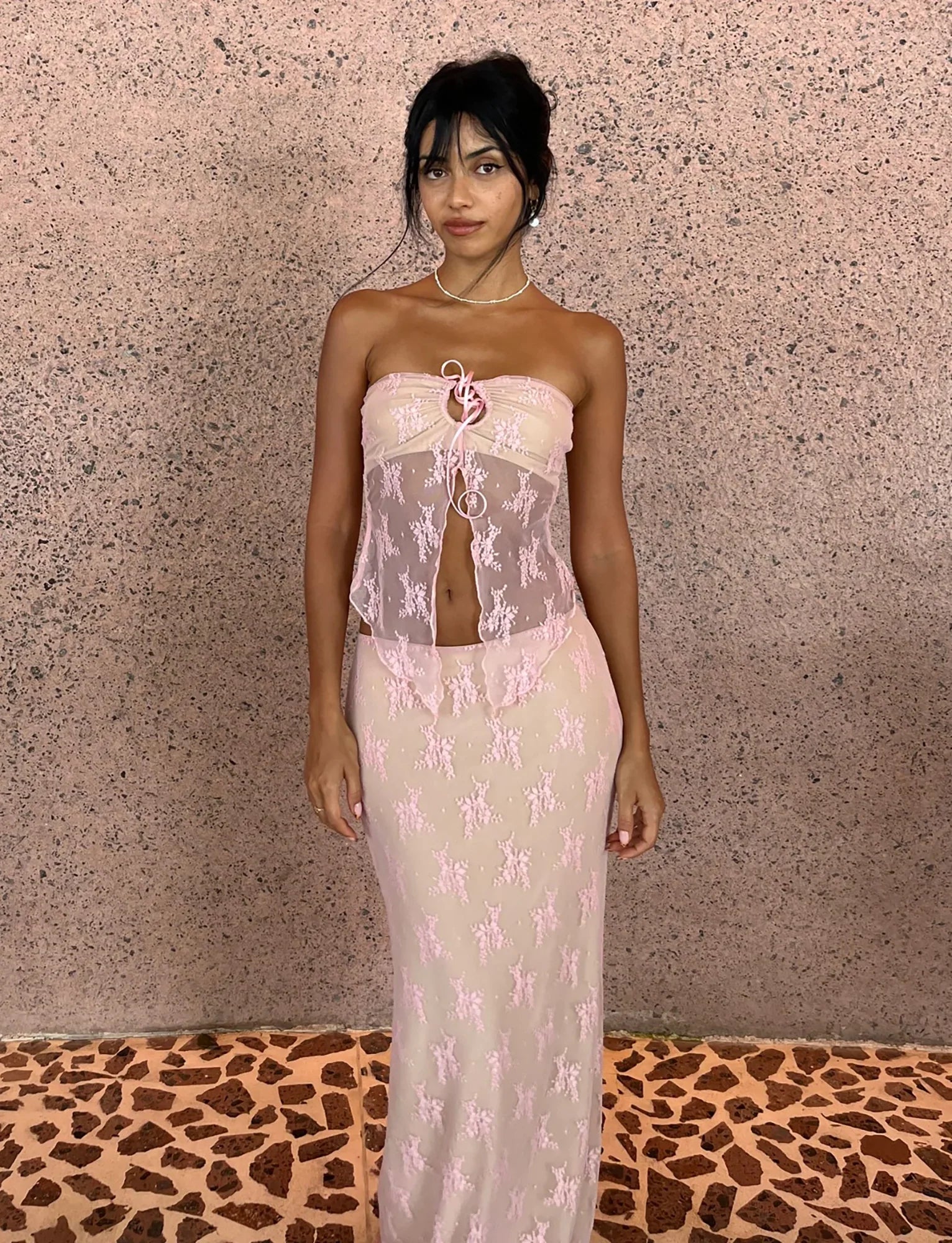 Elegancki póęprzezroczysty top ze spódnicą