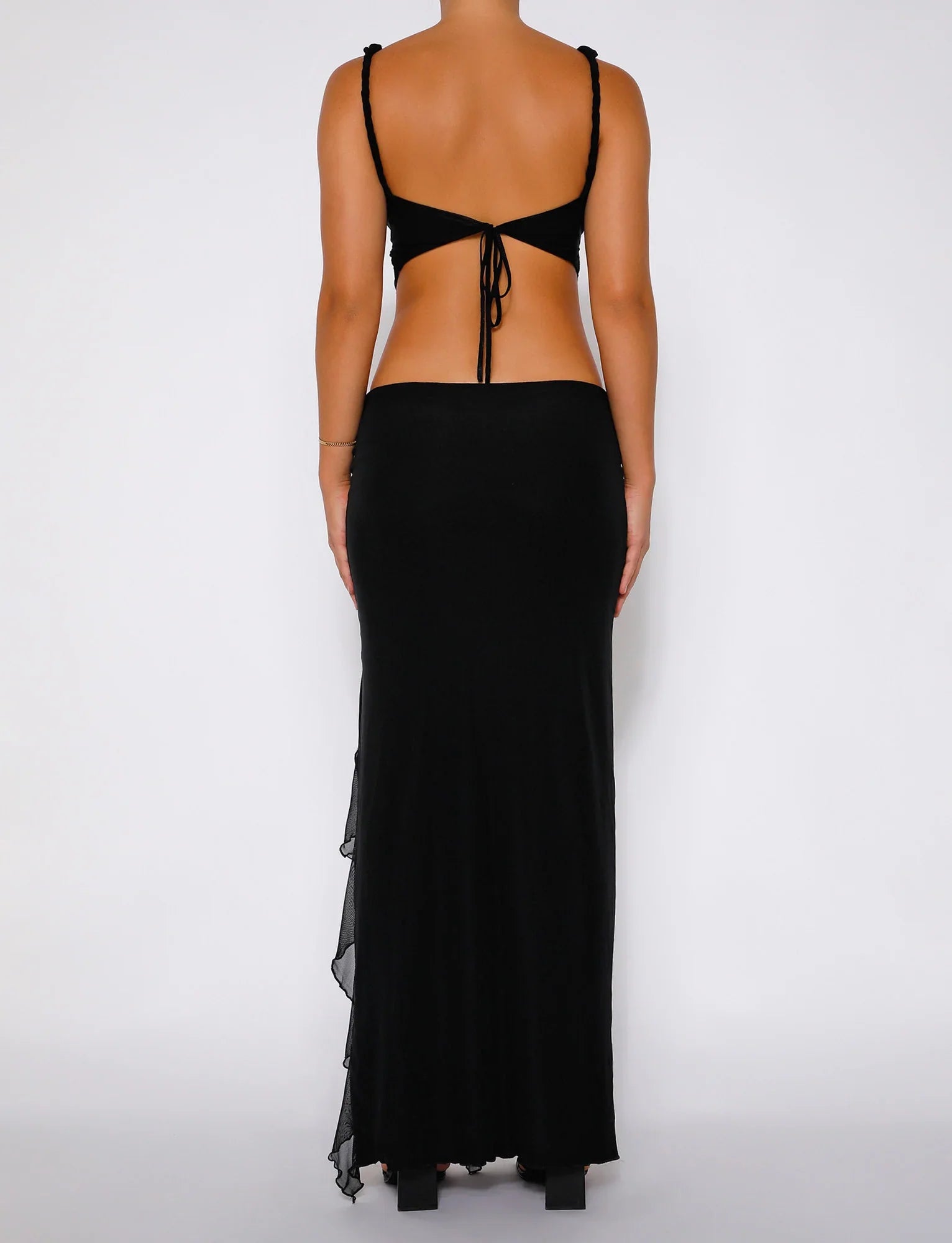 Casualowy, czarny top ze spódnicą