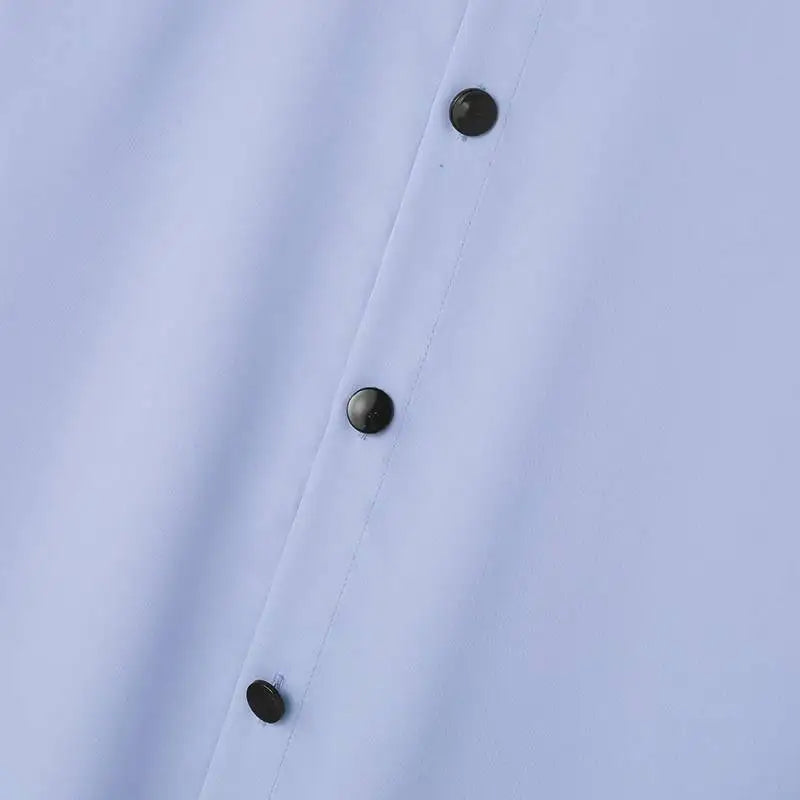 LuŸna koszula z rozciêciem na klapie, dęugim rêkawem i guzikami