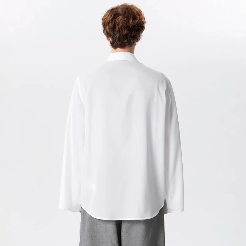 LuŸna koszula z rozciêciem na klapie, dęugim rêkawem i guzikami