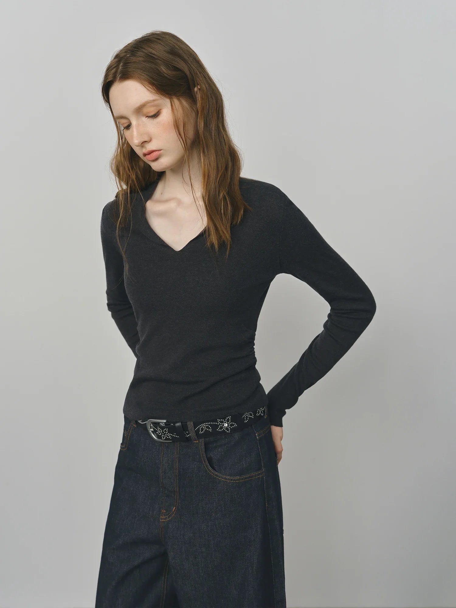 Luźny, minimalistyczny top z długim rękawem