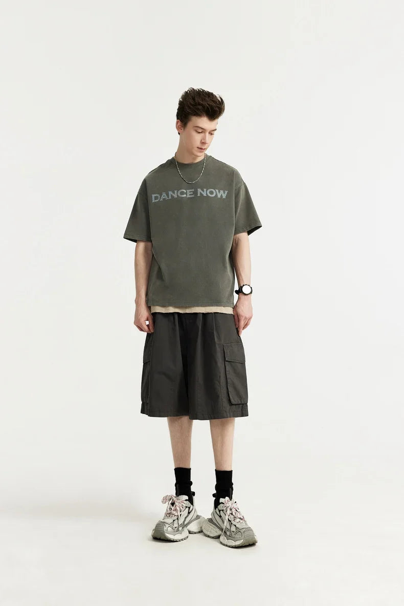 T-shirt typu streetwear ze strasowymi literami i nadrukiem