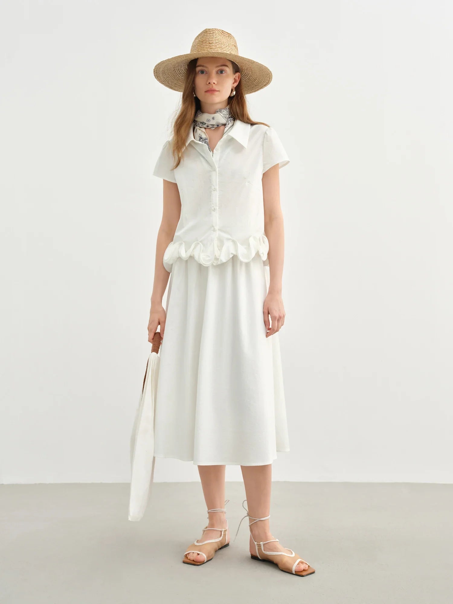 Elegancki biały komplet z falbaną, top i spódnica