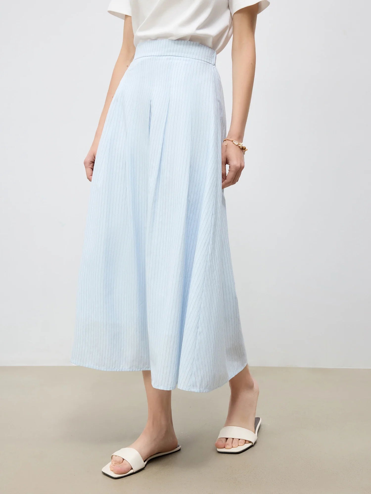 Koszula w paski w kolorze jasnoniebieskim i spódnica midi